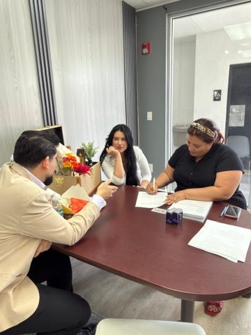 Pareja recibiendo las llaves de su casa con Héctor Escalona