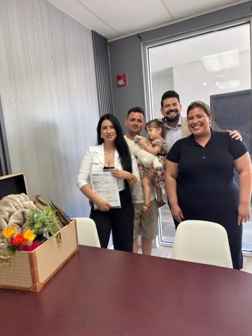 Familia celebrando la compra de su primera casa
