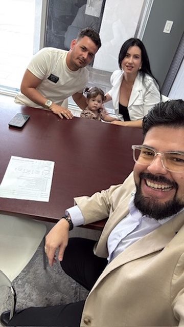 Entrega de documentos de cierre a una familia